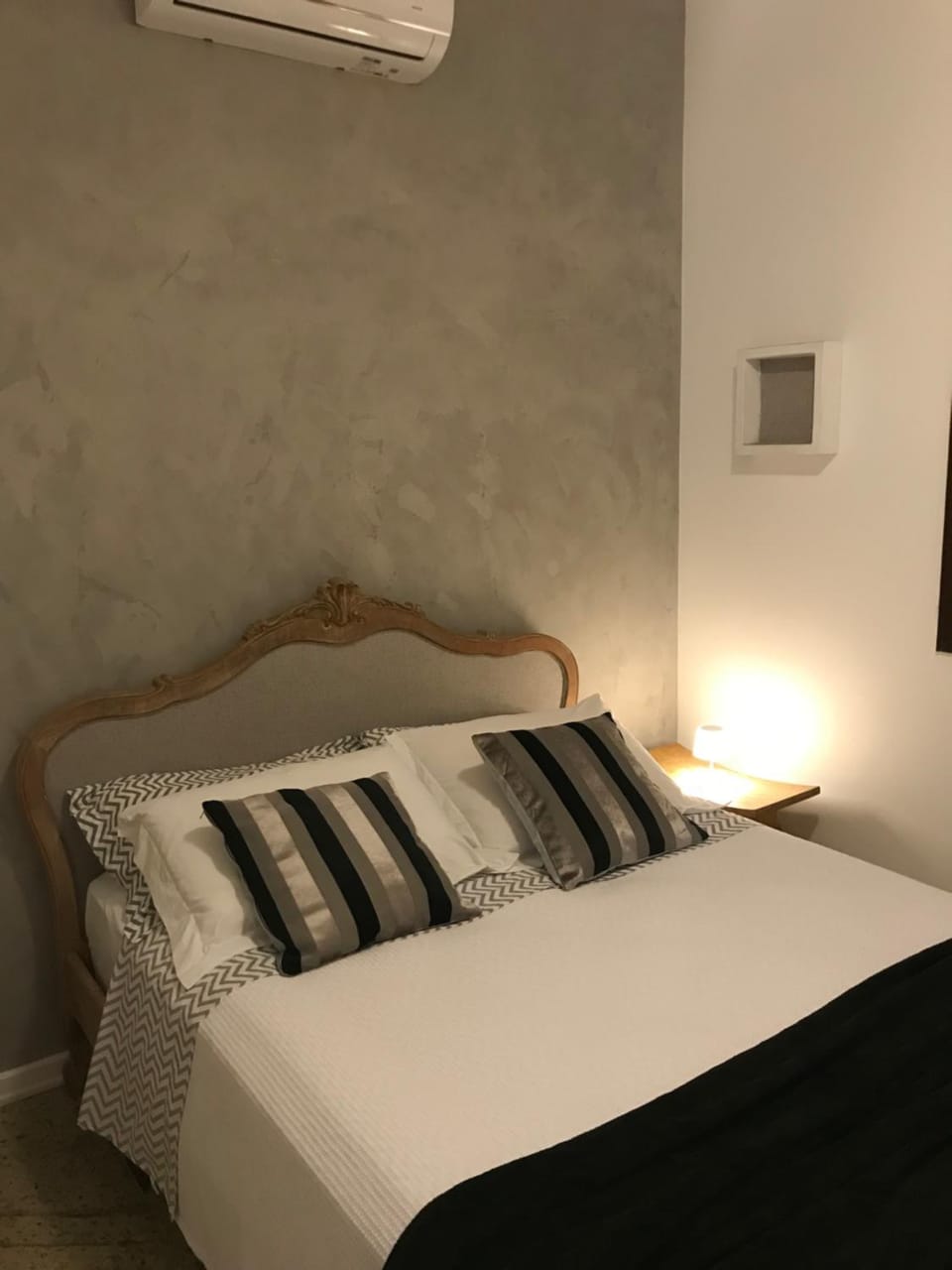 Bed, Photo of the whole room, Bedroom, air conditioner