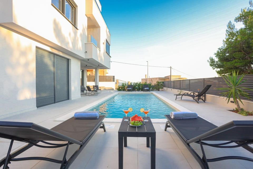 Swimming pool, sunbed