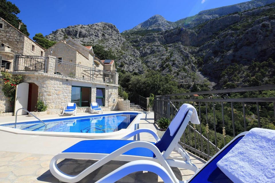 Patio, Swimming pool, Swimming pool