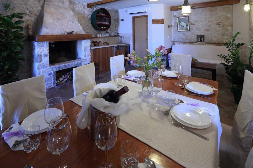 Communal lounge/ TV room, BBQ facilities, Banquet/Function facilities, Dining area