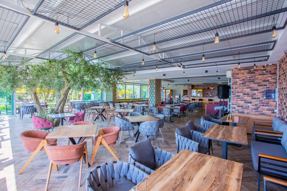 Restaurant/places to eat, Restaurant/places to eat, Dining area