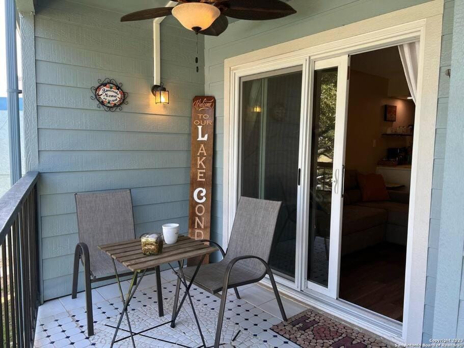 Lake Views, Sleeps 4, Pool, Pets Welcome! Apartment in Canyon Lake