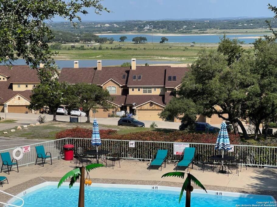 Lake Views, Sleeps 4, Pool, Pets Welcome! Apartment in Canyon Lake