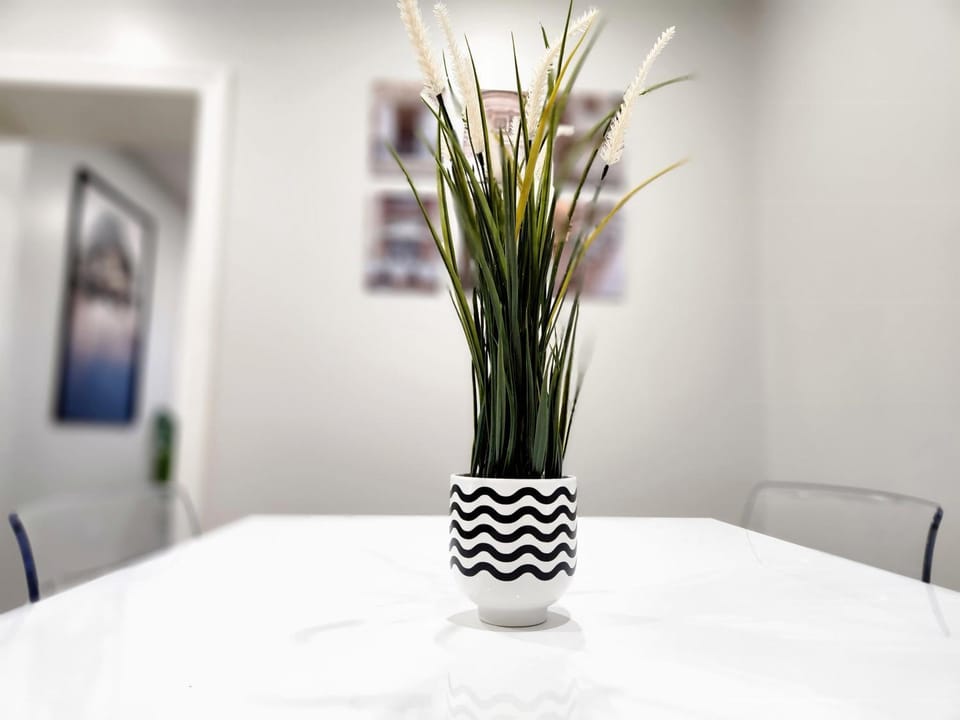 The Zen Escape Modern Queen Size One Bedroom Full Apartment Apartment in Saint Catharines