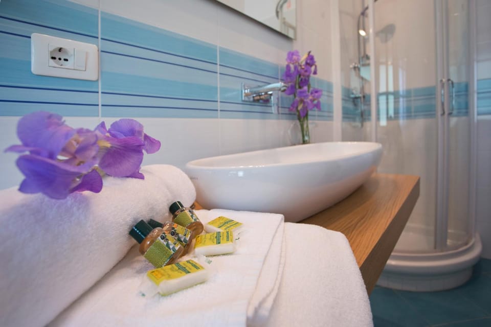 Bathroom, Decorative detail