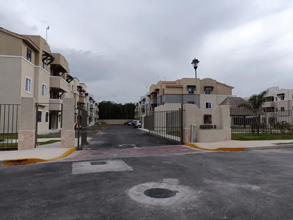 Facade/entrance, Day, Neighbourhood, Street view, Location