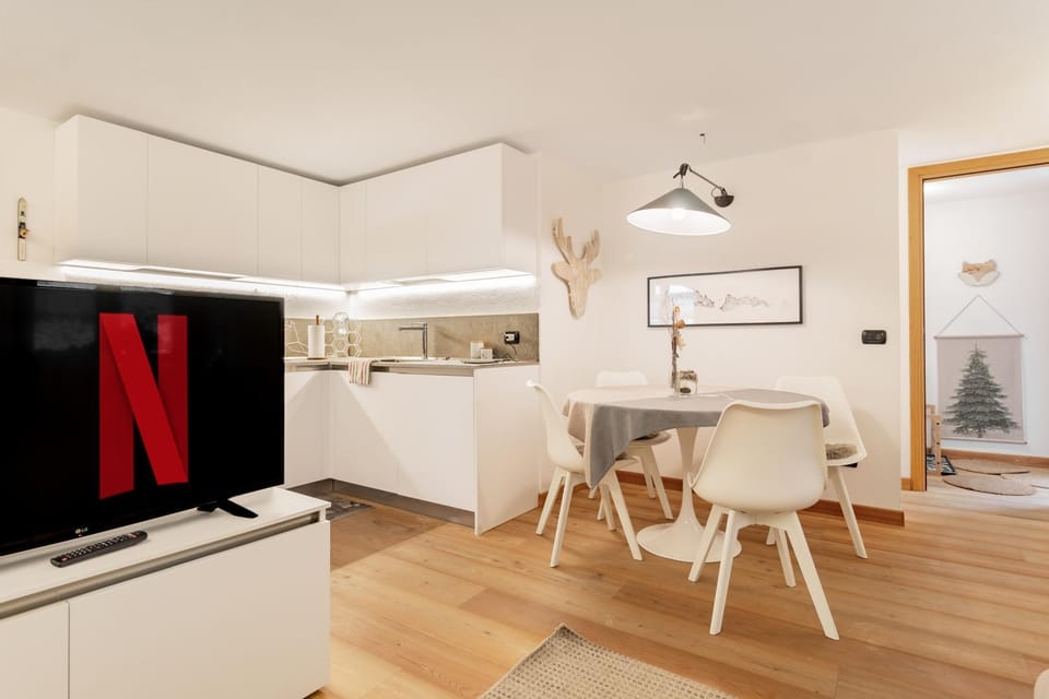 TV and multimedia, Kitchen or kitchenette, Living room, Seating area, Dining area