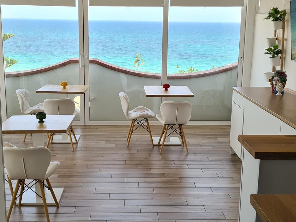 Natural landscape, View (from property/room), Balcony/Terrace, Living room, Seating area, Dining area, Sea view