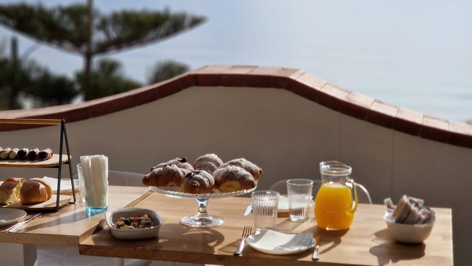 Restaurant/places to eat, Coffee/tea facilities, Food and drinks, Food, Breakfast, Continental breakfast, Drinks