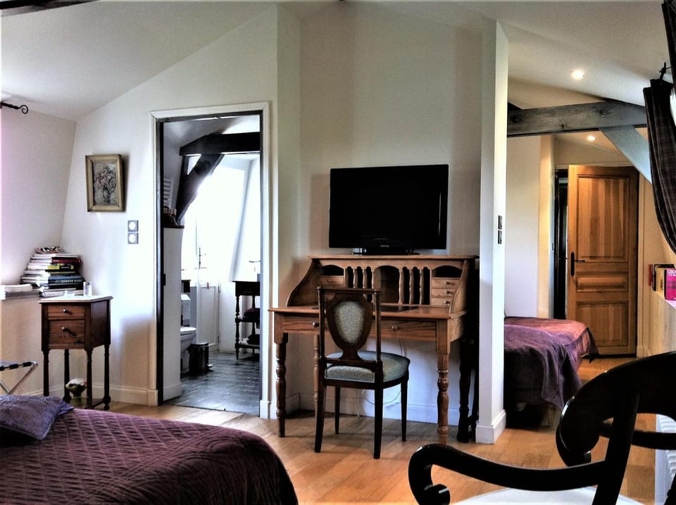 Bed, TV and multimedia, Photo of the whole room, Bedroom