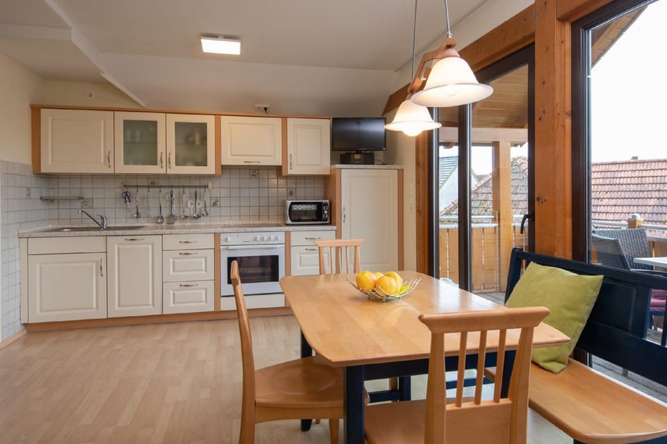 Kitchen or kitchenette, Seating area, Dining area