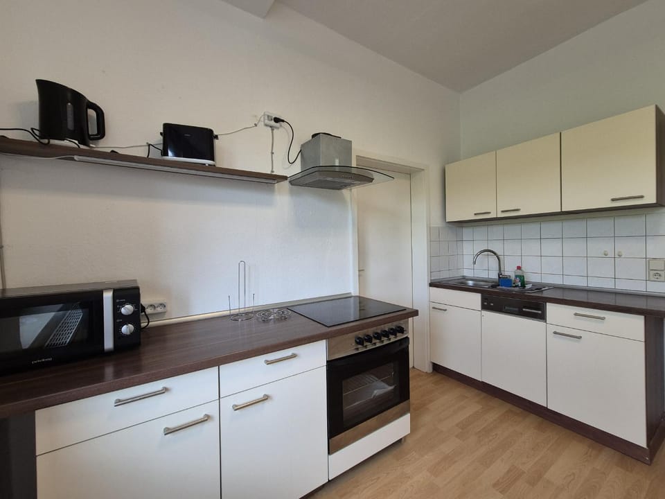 Coffee/tea facilities, Kitchen or kitchenette, dishwasher, oven, stove, toaster