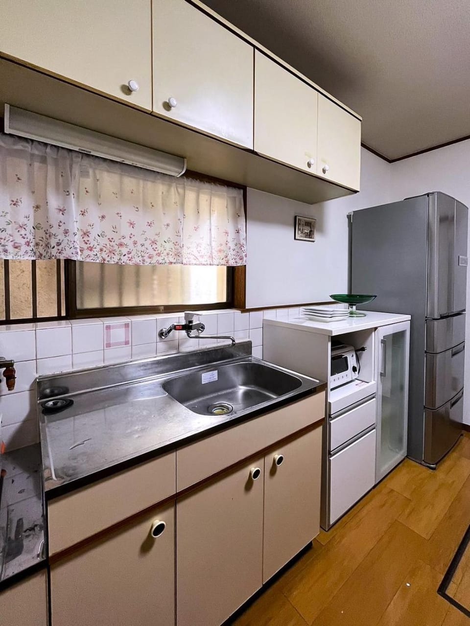 Kitchen or kitchenette, minibar, stove