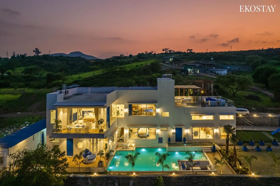 Property building, Natural landscape, Mountain view, Pool view, Swimming pool, sunbed