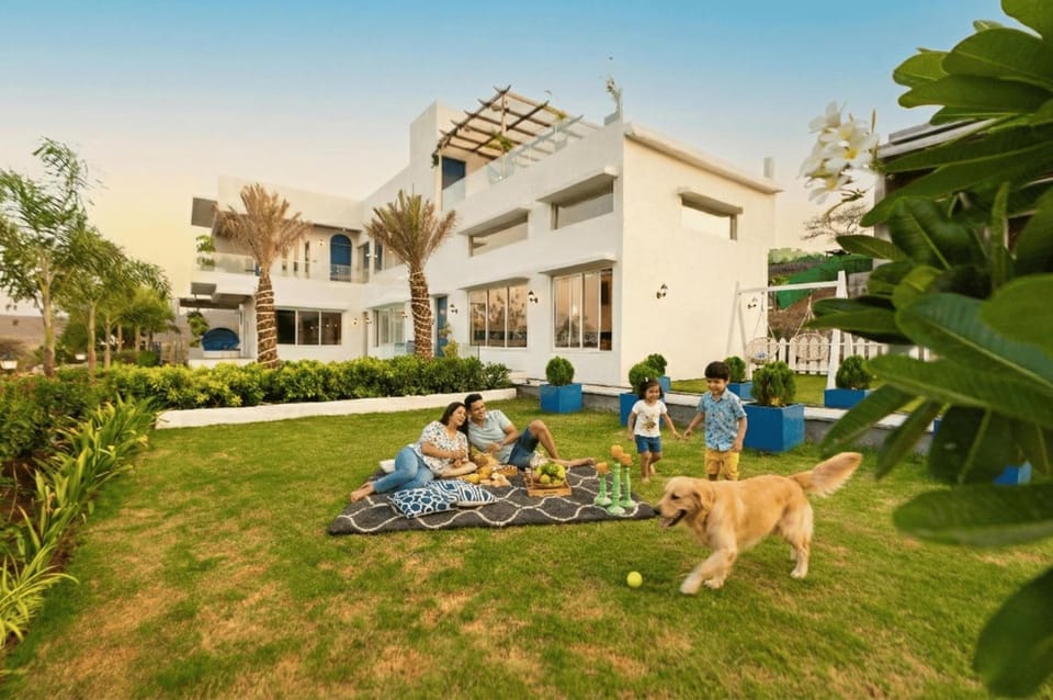 Property building, Day, People, Natural landscape, Garden, Pets, Garden view, group of guests