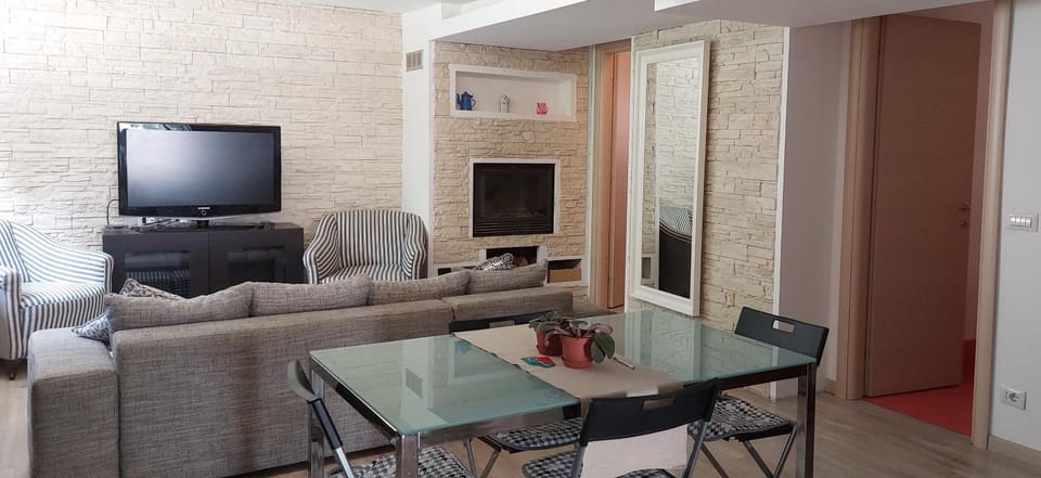 Communal lounge/ TV room, TV and multimedia, Living room, Dining area, Evening entertainment, fireplace