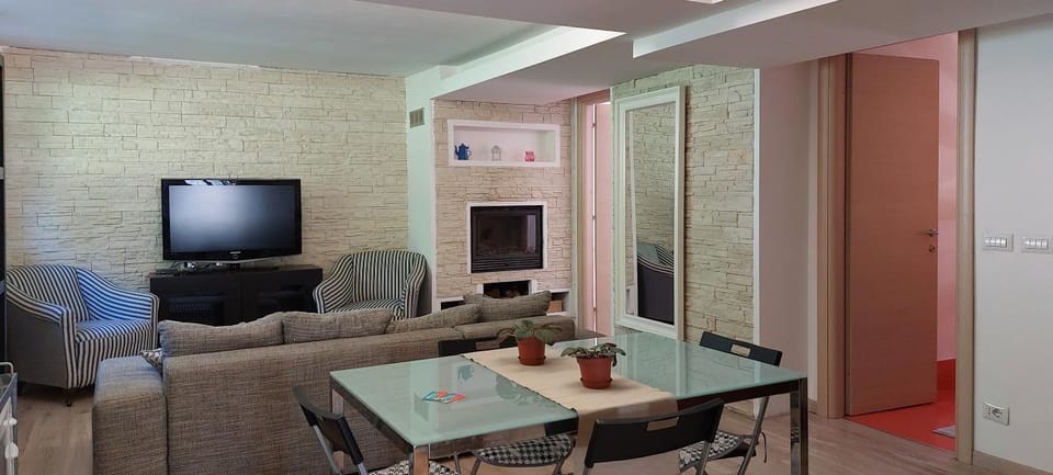TV and multimedia, Living room, Seating area, Evening entertainment