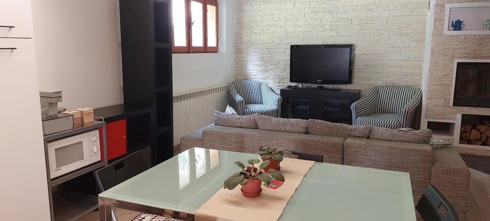 TV and multimedia, Living room, Seating area, Evening entertainment