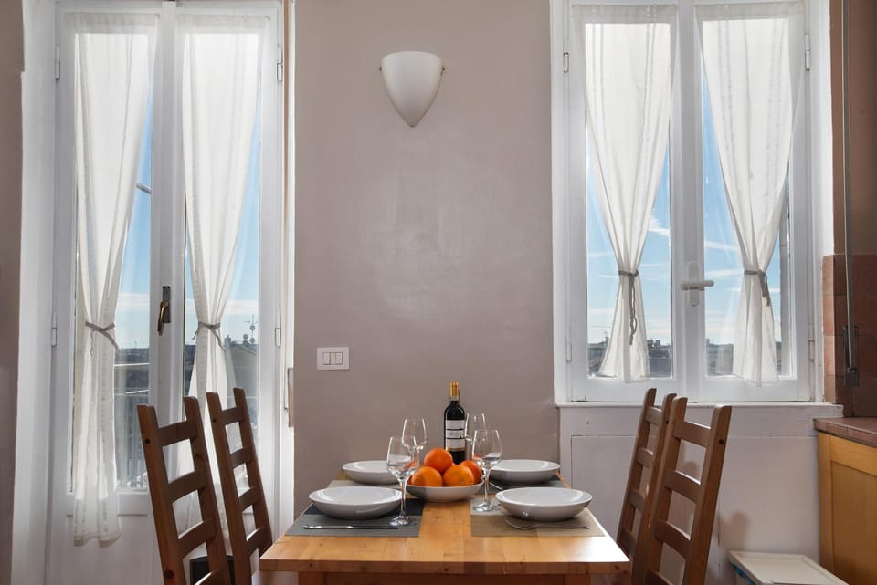 Photo of the whole room, Food