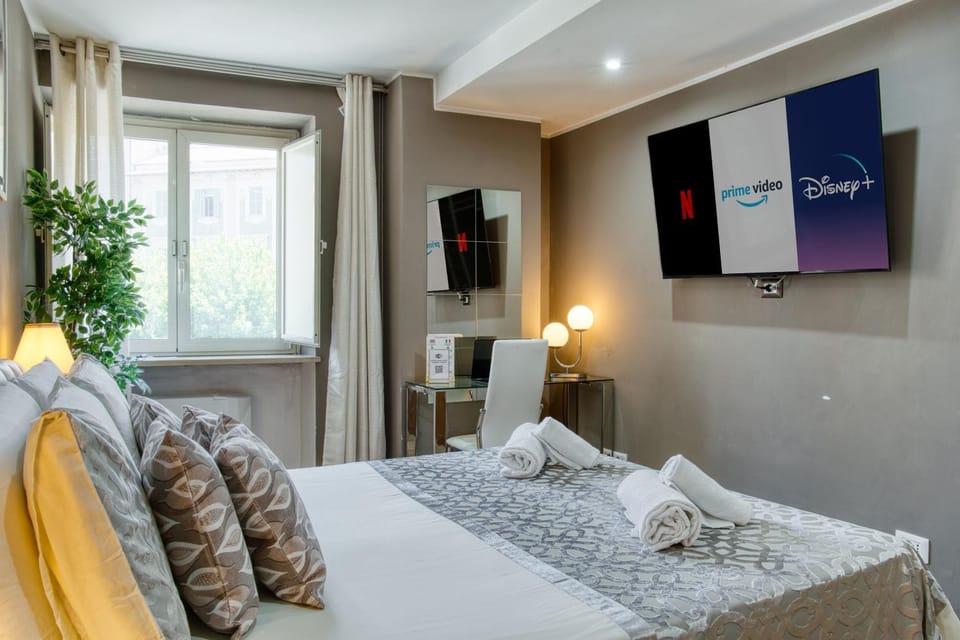 Bed, TV and multimedia, Photo of the whole room, Bedroom, towels