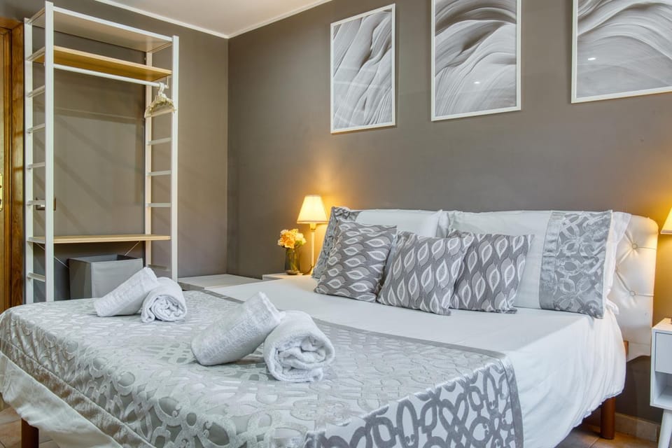 Bed, Photo of the whole room, Bedroom, towels