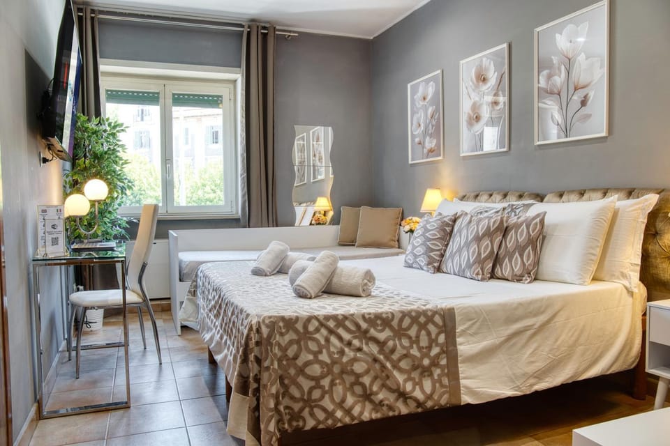 Bed, TV and multimedia, Photo of the whole room, Bedroom, towels