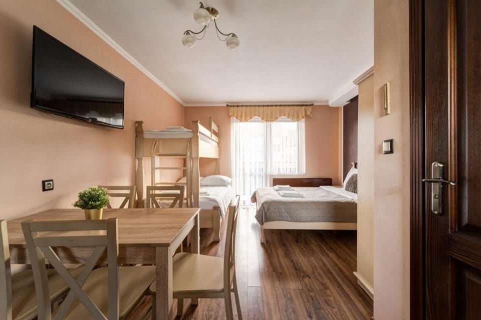Bed, TV and multimedia, Photo of the whole room, Seating area, Evening entertainment, Bedroom