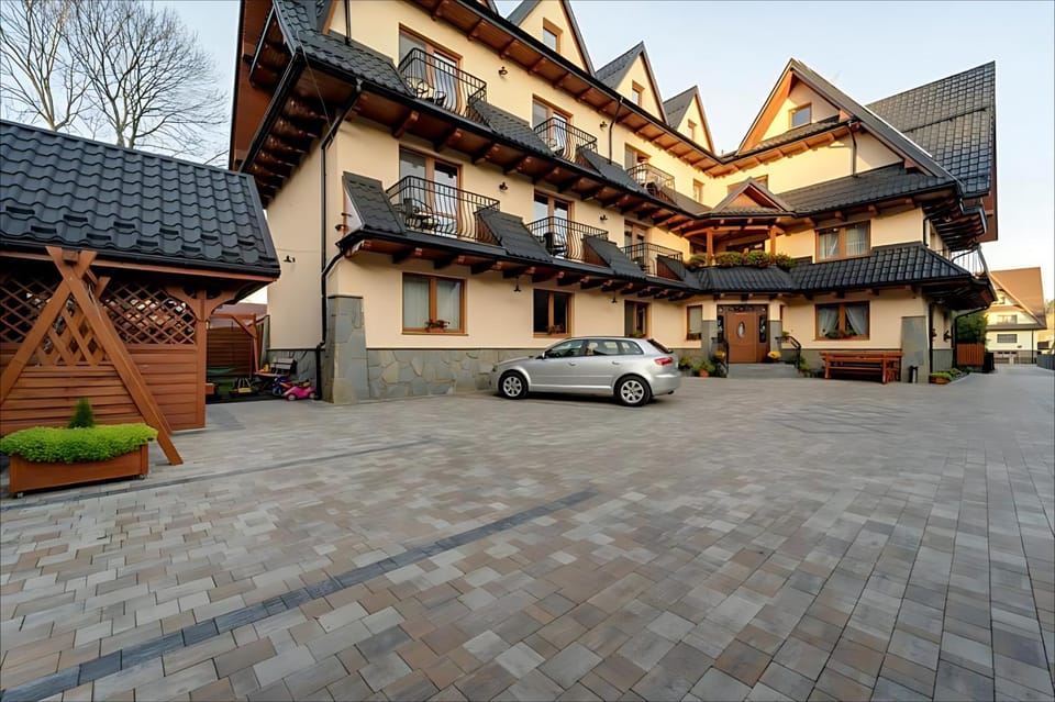 Property building, Day, Neighbourhood, Parking