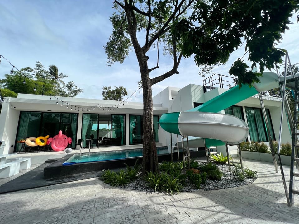Property building, Day, Pool view, Swimming pool