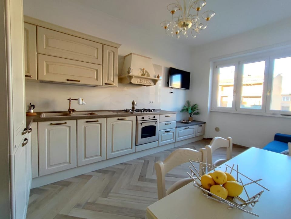 Kitchen or kitchenette, Food and drinks, Dining area, pet friendly, stove