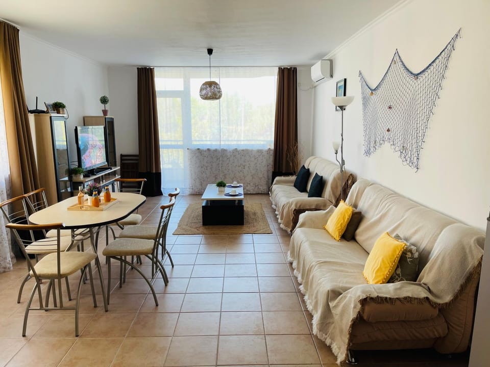 TV and multimedia, Living room, Dining area