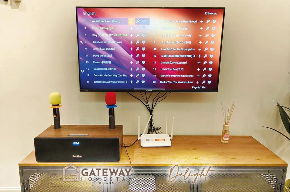 Gateway Sri Klg 11pax KTV Neflix Water Machine Town House in Johor