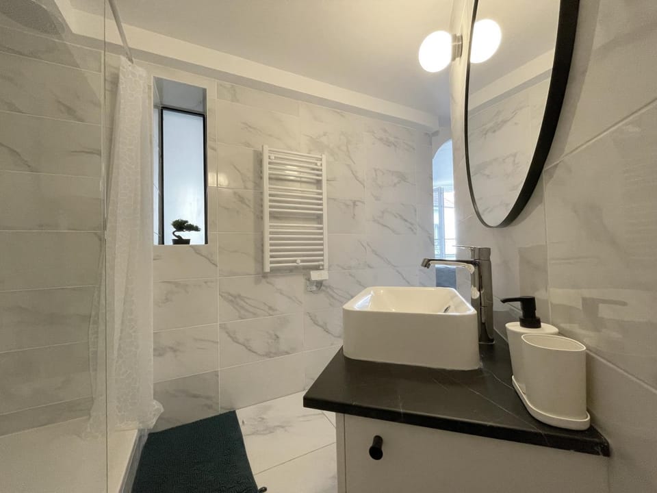 Shower, Bathroom, towels