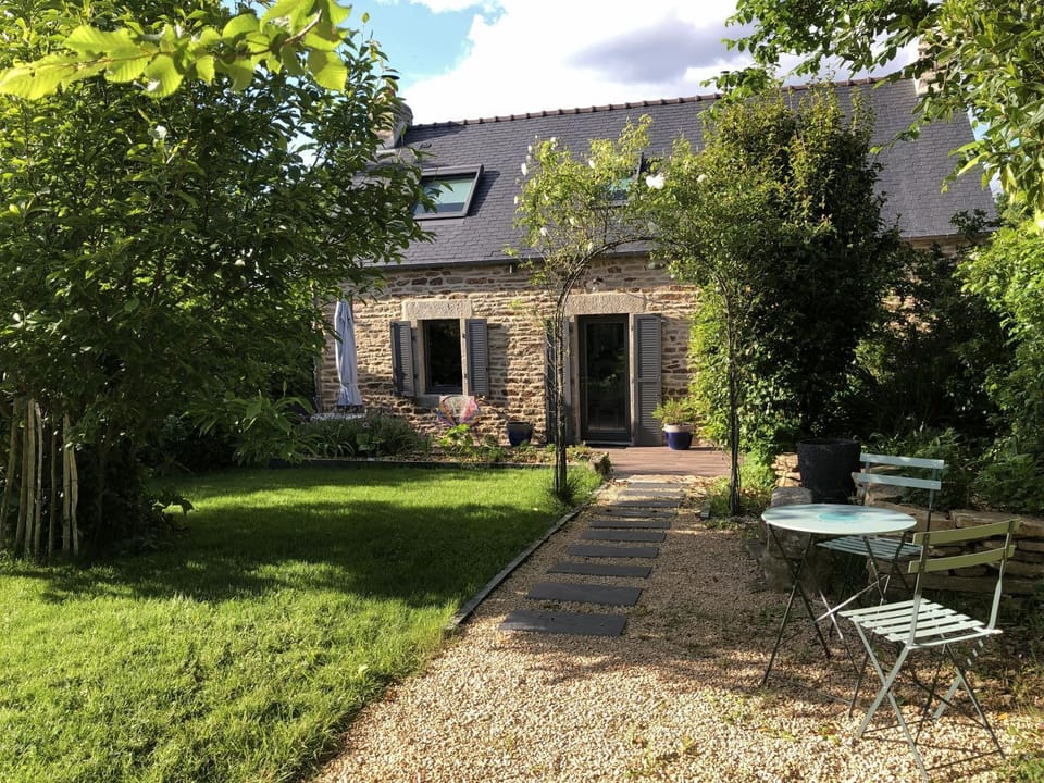 Property building, Patio, Garden view, Parking
