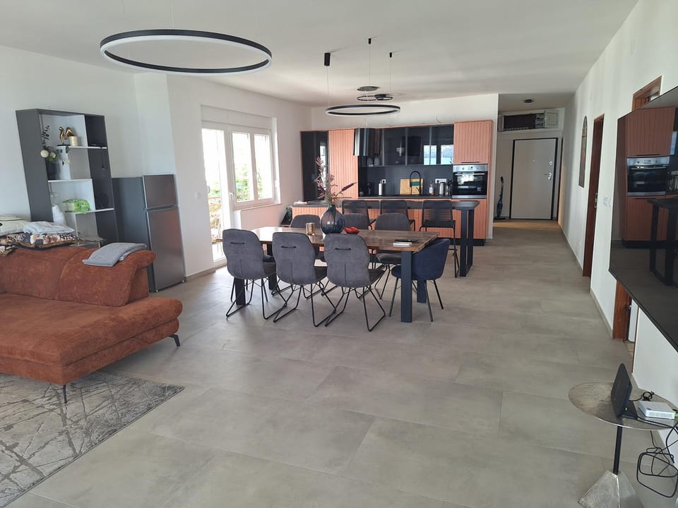 Apartment L Apartment in Okrug Gornji