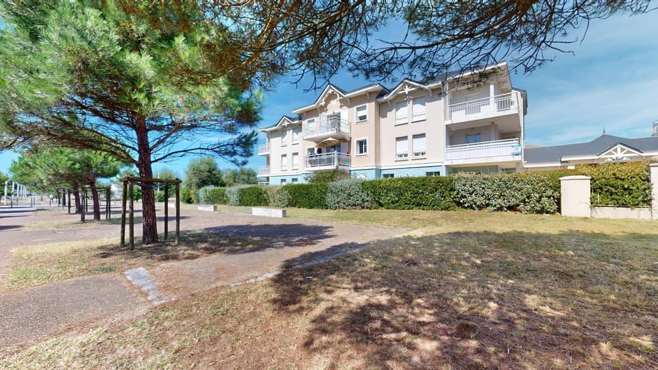 Property building, Facade/entrance, Off site