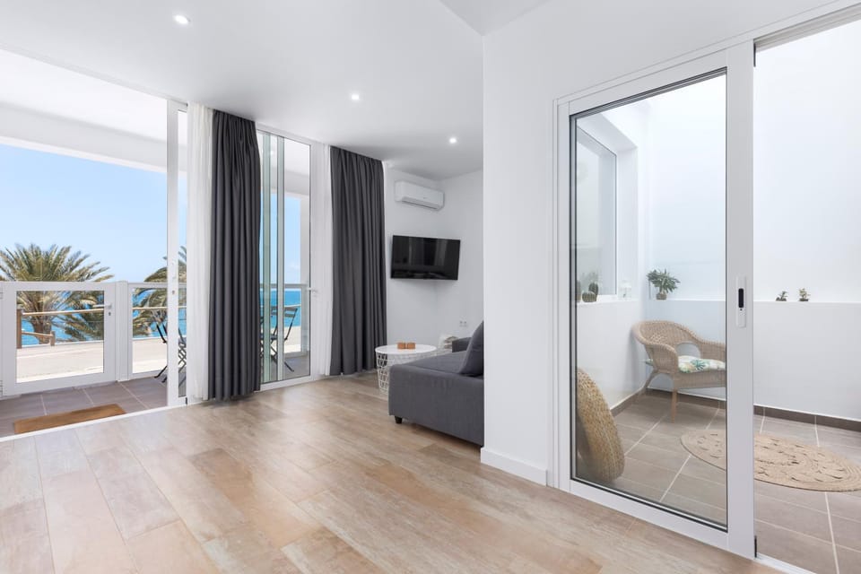 Communal lounge/ TV room, Lounge or bar, Sea view