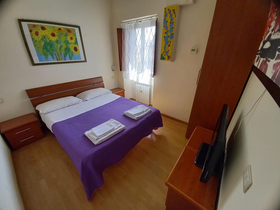 Bed, TV and multimedia, Photo of the whole room, Bedroom, towels