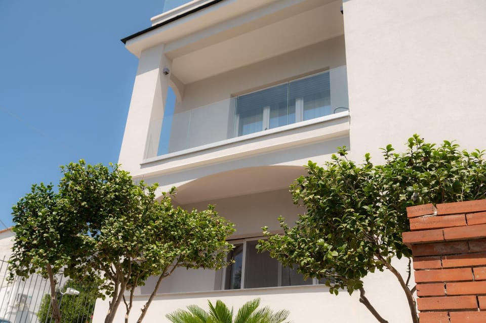 Property building, Day, Balcony/Terrace