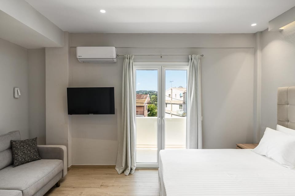 Bed, TV and multimedia, Seating area, air conditioner