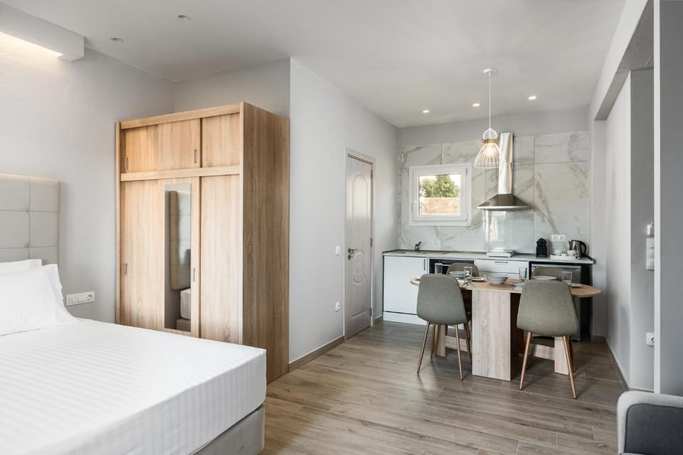 Bed, Kitchen or kitchenette, Dining area, hair dresser, wardrobe