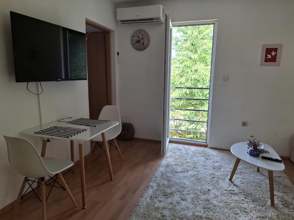Living room, Garden view
