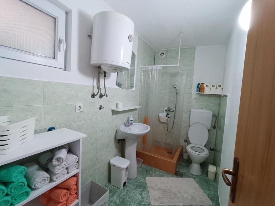 Shower, Toilet, Bathroom, towels