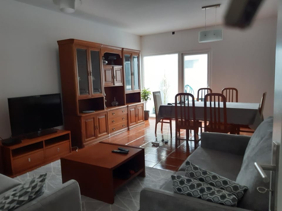 TV and multimedia, Seating area, Dining area, air conditioner