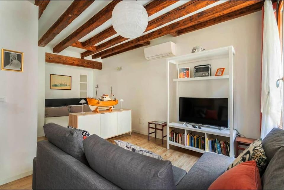 TV and multimedia, Living room, Evening entertainment