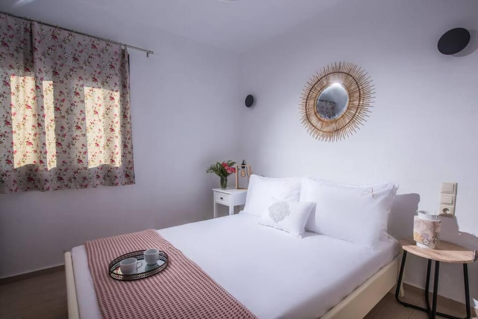 Bed, Bedroom, Drinks