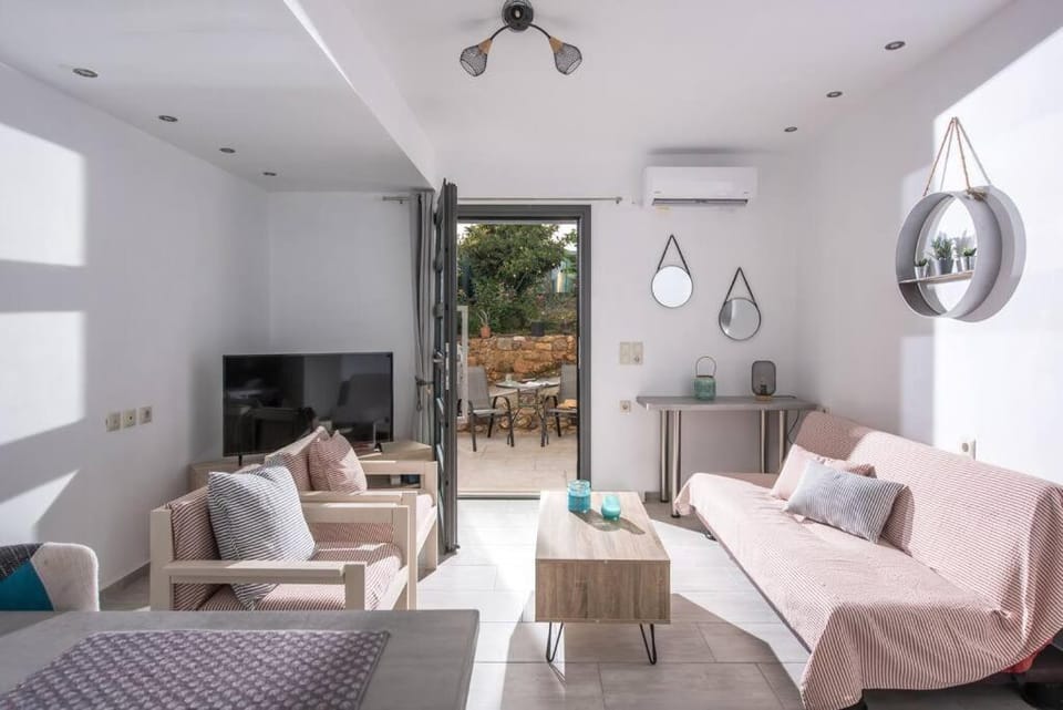 Patio, Day, TV and multimedia, Living room, Seating area, air conditioner