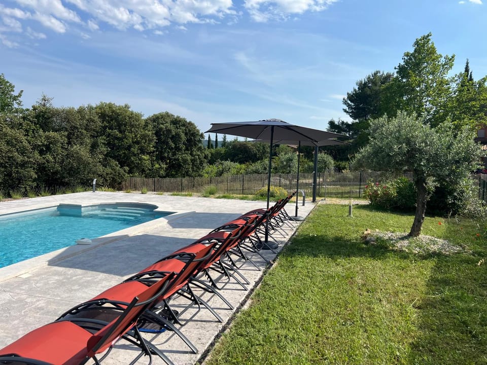 Proche Roussillon, La villa rouge Luberon, piscine chauffée, climatisation et vue Luberon House in Bonnieux