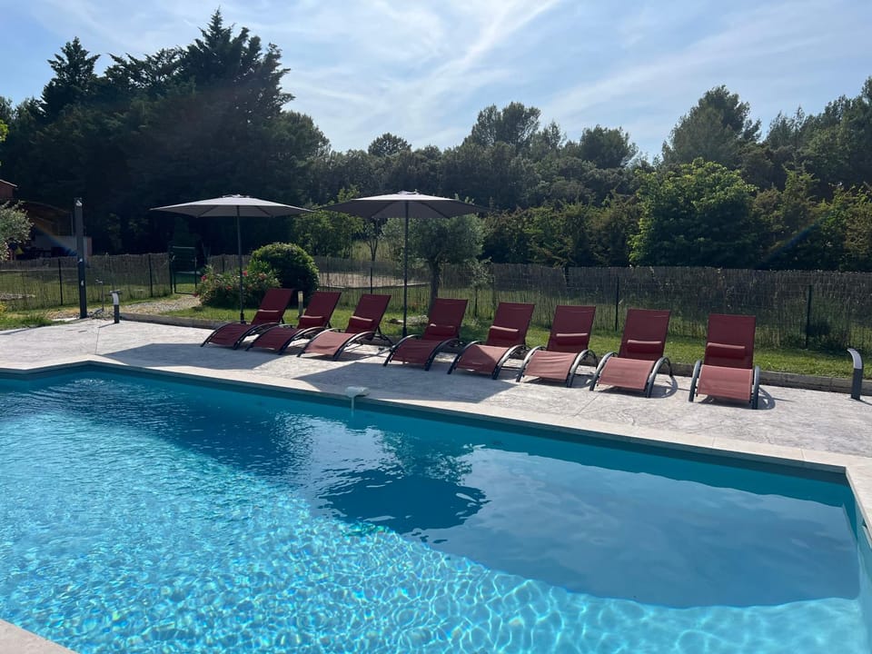 Proche Roussillon, La villa rouge Luberon, piscine chauffée, climatisation et vue Luberon House in Bonnieux