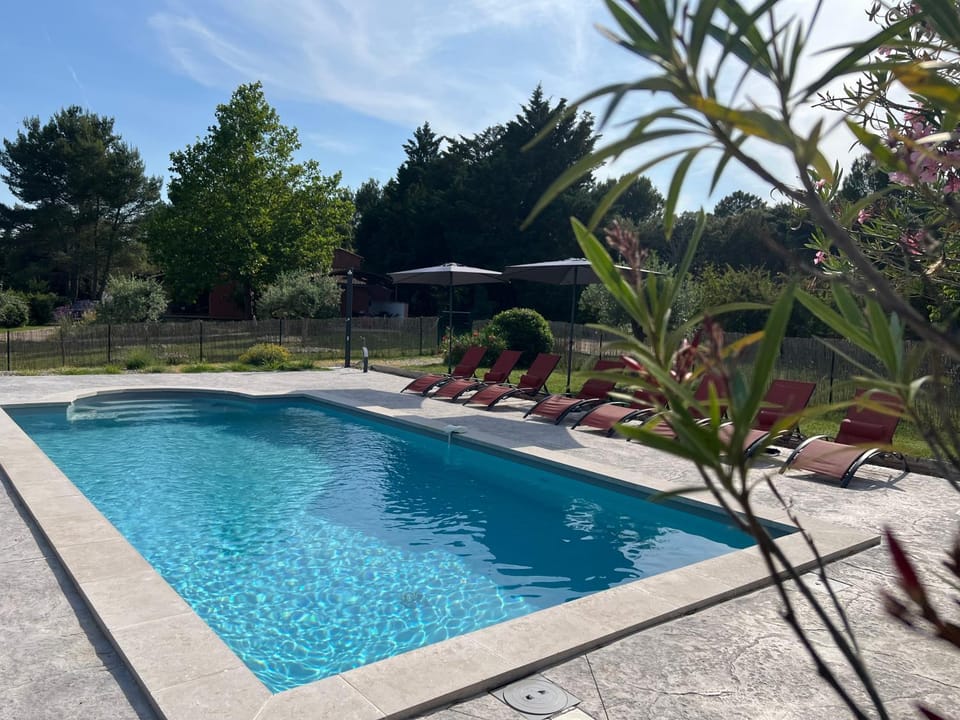 Proche Roussillon, La villa rouge Luberon, piscine chauffée, climatisation et vue Luberon House in Bonnieux